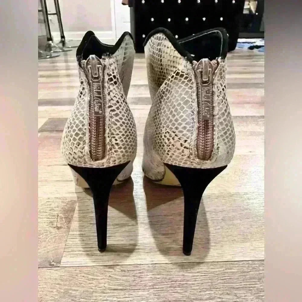 Michael Antonio 5" snakeskin stiletto ankle booties- size 10 - Picture 4 of 5